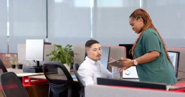 Çeşitli iş arkadaşları modern ofiste yürüyor, başarıyı laptop ve canlı grafiklerle kutluyorlar. Kutlama, takım çalışması, ofis, profesyonel, başarı, işbirliği, neşe