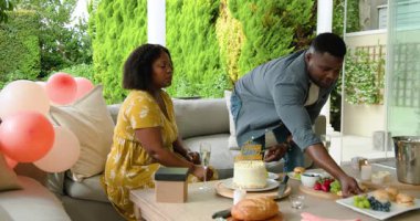 Doğum gününü kutluyoruz, olgun bir çift terasta pasta yiyip şampanya içiyor. Kutlama, yıldönümü, açık hava, aşk, mutluluk, yaşlılar