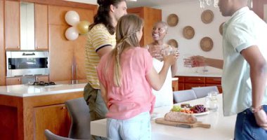 Partide, arkadaşlar modern mutfakta içki ve abur cuburların tadını çıkarıyor, gelişigüzel kutluyorlar. Sosyalleşme, kutlama, toplanma, arkadaşlık, parti, yemek