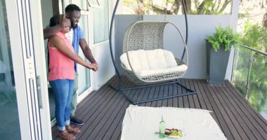 Afrika kökenli Amerikalı çift sürgülü kapıyı itiyor ve güvertedeki battaniyeye çıkıp şarap fotokopi odasını paylaşıyor. Romantizm, mahremiyet, açık hava, eğlence, kutlama, kırsal alan, sükunet