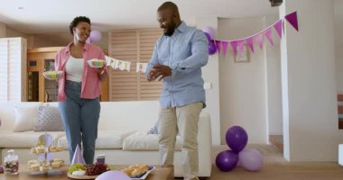 Neşeli bir şekilde dans eden Afro-Amerikan çift evde kutlama yapıyor. Kutlama, mutluluk, dans, birliktelik