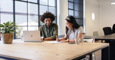 Modern ofisteki iş görüşmesi sırasında iş arkadaşları el sıkışıyor. İş, iletişim, iş, ofis çalışma ortamı kavramı.