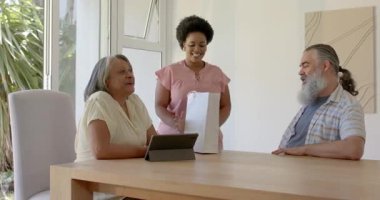 Çeşitli aileler hediye paketi alıyor, tabletin yanında pembe giysileri açıyor, sarılıyorlar. Aile, kutlama, sıcaklık, birliktelik, aile içi, samimi, yaşam tarzı