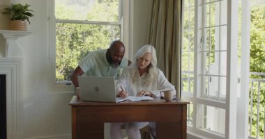 Dizüstü bilgisayarın grafiğini görmek, çeşitli üst düzey çiftlerin ofis evraklarını hazırlamak, sarılarak kutlama yapmak. İşbirliği, rehberlik, başarı, bağlantı, olgunluk, planlama, iyimserlik