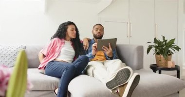 Çeşitli çiftler kanepeye telefonlu kadın olarak tıkırdıyor, cihazları değiştiriyor, sarılıyorlar. Romantizm, arkadaşlık, iletişim, modern yaşam tarzı, birliktelik, samimiyet, şefkat.