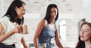 Çatı katındaki kanepede sosyalleşen çeşitli bayan arkadaşlar bardak ikram edip kaldırıyorlar. Dost canlısı, sohbet, rahatlama, yoldaşlık, kentsel, modern, yaşam tarzı