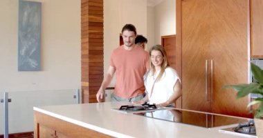 Partide, modern mutfakta sohbet eden arkadaşlar, gündelik sohbetin tadını çıkarıyorlar. Arkadaşlık, iletişim, bağlanma, yaşam tarzı, ev, eğlence