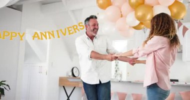 Orta yaşlı bir çift mutfakta sarılıyor, dans ediyor ve bayrak altında dönüyor. Romantizm, kutlama, neşe, yakınlık, dekor, ev, sıcaklık