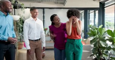 Çeşitli iş arkadaşları modern ofiste takım arkadaşlarını renkli balonlar ve dizüstü bilgisayarlarla tebrik ediyor. Kutlama, takım çalışması, ofis, işbirliği, mutluluk, başarılar, modern