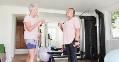 Son sınıf arkadaşları spor salonunda bel ölçümü yapıyorlar. fitness, sağlık, arkadaşlık, aktif, ölçüm, spor salonu, işbirliği, destekleyici, sağlıklı