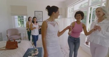 Üst düzey anne ve arkadaşları flüt kaldırıyor. Gelini selamlıyorlar. Yatak odasında dantele hayranlık duyuyorlar. Kutlama, dostluk, zarafet, kadınlık, lüks, neşe, ilham