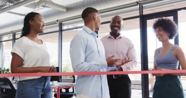 Çeşitli iş arkadaşları modern ofisteki ekip üyelerini parlak doğal ışıkla tebrik ediyor. Kutlama, takım çalışması, başarı, başarı, cesaret, gülümseme, profesyonellik