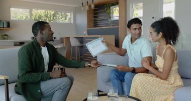 Modern yaşam evindeki dosyalar ve kağıtlar üzerinde çeşitli arkadaşlar, içeceklerle birlikte kanepeyi inceliyor. Kutlama, işbirliği, arkadaşlık, sohbet, çağdaş, ev, yaşam tarzı, takım çalışması, rahatlama