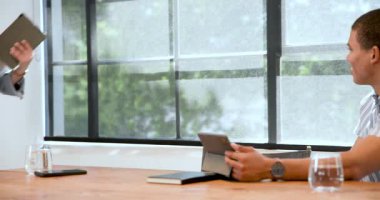 İş kadını, modern ofisteki konferans odasında iş adamına tablet sunumu yapıyor. İş, iş ve ofis ortamı kavramı.