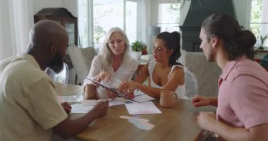 Tabletten sonra çeşitli danışmanlar ve müşteriler örnekleri tartışıyor, evde yön seçiyorlar. İşbirliği, beyin fırtınası, iç mekan, modern, tartışma, yaratıcılık, takım