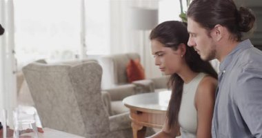 Belgeleri sunan, donanma gömlekli Asyalı bir erkek yemek masasında el sıkışan çifte açıklama yapıyor. Profesyonel, danışmanlık, iletişim, danışmanlık, işbirliği, sevgi dolu, sıcak