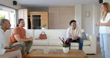 Arkadaşlar evde dinleniyor, içkinin tadını çıkarıyor ve sıcak oturma odasında sohbet ediyorlar. Rahatlama, sosyalleşme, rahatlama, kaynaşma, toplanma.