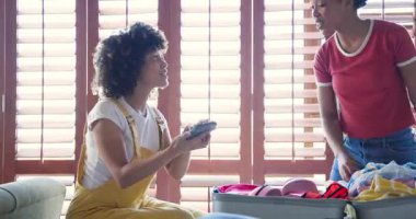 Bavul hazırlıyorum, iki kadın gülümsüyor ve evde tatile hazırlanıyor. Seyahat, macera, arkadaşlık, eğlence, yaşam tarzı, hazırlık