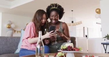 Çeşitli arkadaşlar doğum günü partisinde bardakları tokuşturup pasta, şampanya ve meyve kutluyorlar. Kutlama, parti, tost, dekor, arkadaşlık, şenlik, neşe