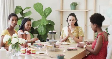 Çeşitli bayan arkadaşlar evde kek tadıyor sonra telefon fotoğraflarını paylaşıyor ve selfie çekiyorlar. Kutlama, arkadaşlık, sosyalleşme, eğlence, dekor, neşe, yaşam tarzı