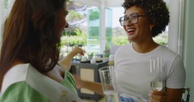 Müstakbel anne ve arkadaşlarıyla birlikte verandaya gelecek, şampanyayla düğün kadeh kaldıracak. Kutlama, dostluk, zarafet, kadınlık, neşe, yakınlık, rahatlık