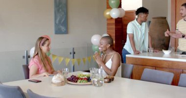 Partide, arkadaşlar evde toplanır, atıştırmalıkların ve yemek masasının etrafında konuşmanın tadını çıkarırlar. Toplanın, sosyalleşin, parti, kutlama, yemek, arkadaşlık