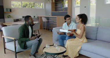 Çeşitli gruplar modern yaşam evinde çocukların doğum gününü kutluyorlar, ellerinde tablet ve kağıt var. Kutlama, toplanma, etkileşimli, neşeli, modern, sosyalleşme, aile, çağdaş