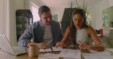 Masaya yerleştirme çizelgesi, çıktıları yaymak, dizüstü bilgisayarları dinlemek, planlama için örnekleri karşılaştırmak. İşbirliği, beyin fırtınası, iç mekan, çalışma alanı, planlama, tasarım, yaratıcılık