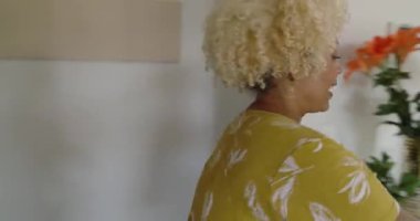 Çeşitli arkadaşlar bebek partisini evde kutluyor, abur cubur hazırlıyor ve birlikte eğleniyorlar. Kutlama, toplanma, arkadaşlık, parti, olay, mutluluk