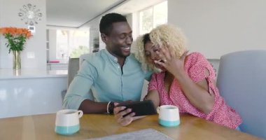 Video sohbetleri, evde akıllı telefondan video izlerken gülen çiftler. Teknoloji, mutluluk, rahatlama, rahatlama, bağlanma, eğlence