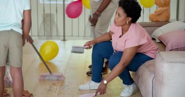 Evde aile partisi hazırlamak, renkli balonların arasında poşet tutmak ve temizlik yapmak. Kutlama, canlı, şenlikli, çocuklar, takım çalışması, dekorasyon, neşe