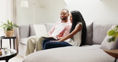 Afrika kökenli Amerikalı çift, çağrı sırasında laptoptaki içeriği ortaya çıkarıyorlar. Romantik, samimi, dijital, modern, gevşeme, bağlantı, ev