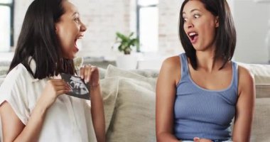 Çeşitli bayan arkadaşlar ellerinde fincanlarla gülüyor, ultrasona alkışlıyorlar oturma odasındaki kanepede kendilerini gösteriyorlar. Arkadaşlık, kutlama, neşe, sağlık, gündelik, ev, çeşitlilik