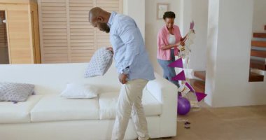 Baba ve oğul evde balonlarla birlikte kaliteli zaman geçiriyorlar. Aile, bağ, babalık, ilişki, kutlama, çocukluk