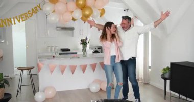 Yıldönümü balonları dans edip şampanya kapan çift gözlerini mutfak adasına çeviriyor. Romantik, kutlama, samimiyet, neşe, zarafet, dekor, mutluluk