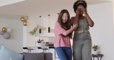 Afrikalı Amerikalı, Asyalı arkadaşlar modern evde 30. doğum gününü kutluyorlar, ellerinde pasta ve şampanya var. Kutlama, dostluk, neşe, parti, hoşgörü, yaşam tarzı, coşku