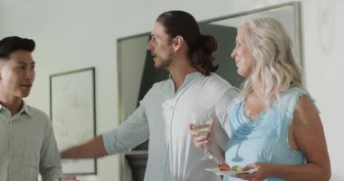 Çeşitli gruplar, yemek alanındaki büfede abur cubur servisi yapan Asyalı adamı karşılıyor. Sosyalleşme, kutlama, yoldaşlık, zarafet, rahatlık, konukseverlik, neşe