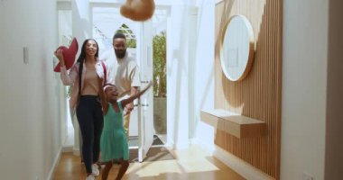 Çeşitli aileler yazlık evin girişinde bavul ve oyuncak ayıyla selfie çekiyorlar. Tatil, aile, seyahat, birliktelik, mutluluk, selfie, bagaj