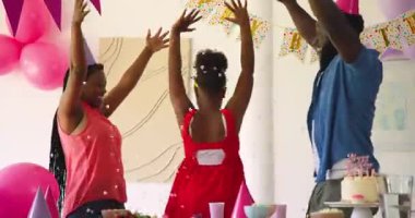 Afro-Amerikalı bir aile evde konfeti düzenleyip doğum günü kutluyor ve meyveli şiş yapıyorlar. Şenlik, birliktelik, neşe, kutlama, beslenme, arkadaşlık, coşku