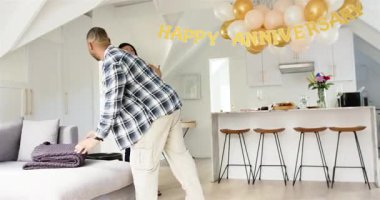 Çatı katına giren bir çift yıl dönümü balonu pankartıyla pasta ve gözlük düzenliyor. Romantizm, kutlama, iç mekan, dekor, konfor, şefkat, modern