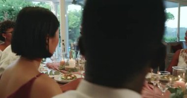 Olgun siyah adam damadın flütüne şampanya dolduruyor, konuklar resepsiyon için kadeh kaldırıyor. Kutlama, zarafet, birlik, sofistike, sosyallik, ambiyans, samimiyet.