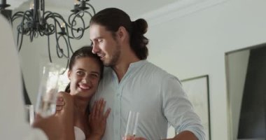 Çeşitli çiftler arkadaşlarının arkasından girip flüt kaldırıyor, bardakları tokuşturuyor ve kaputun altından yudumluyorlar. Romantik, kutlama, tost, zarafet, modern, sevgi, konukseverlik