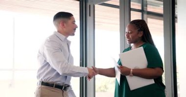 Modern odadaki ahşap masada dizüstü bilgisayar ve defterle sohbet eden çeşitli çiftler. Konuşma, yeşillik, işbirliği, modern, katılım, konfor, verimlilik