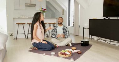 Kadehleri kaldırdıktan sonra tavan arasında battaniyeye oturmuş telefonla selfie çeken çift. Romantik, boş, modern, yaşam tarzı, samimi, neşeli, samimiyet