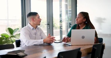 Modern ofiste çeşitli profesyoneller bilgisayar ve akıllı telefonlarla sohbet ediyorlar. Ofis, işbirliği, modern, üretkenlik, teknoloji, gündelik, yeşillik