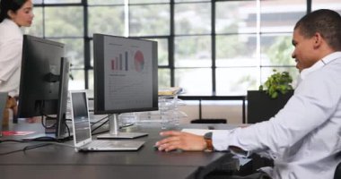 İş kadını ve iş adamı modern ofiste bilgisayar kullanıyor, tezahürat yapıyor ve beşlik çakıyor. İş, iş ve ofis ortamı kavramı.