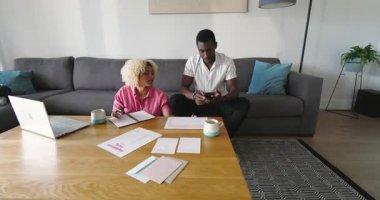 Çeşitli arkadaşlar evlerinde dizüstü bilgisayar ve akıllı telefon kullanarak iş birliği yapıyorlar. İşbirliği, takım çalışması, teknoloji, dijital, beyin fırtınası, iletişim