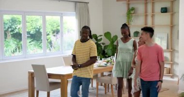 Çeşitli arkadaşlar yemeklerini yiyorlar. Kapıdan çıkıyorlar. Son arkadaş kapıyı kapayıp gülümsüyor. Sosyal toplanma, arkadaşlık, yaşam tarzı, sıcak, misafirperver, sıradan, iç tasarım