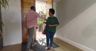 Modern ev girişi koridorunda yürürken arkadaşlarımız mutlu bir şekilde sohbet ediyorlar. Kahkaha, birlikte, sohbet