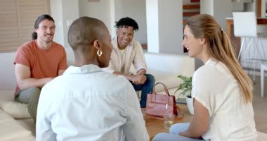 Partide, çeşitli arkadaş grupları rahat oturma odası ortamında sohbet ediyorlar. Beraberlik, çeşitlilik, arkadaşlık, sosyalleşme, yaşam tarzı, toplanma